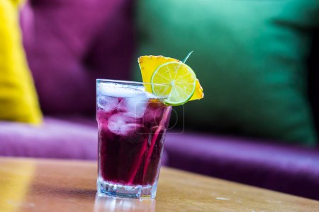 Foto de Bebida de soda de agua púrpura de verano, cóctel Woo-woo - Imagen libre de derechos