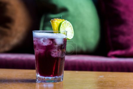 Foto de Bebida de soda de agua púrpura de verano, cóctel Woo-woo - Imagen libre de derechos