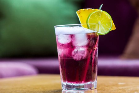 Téléchargez les photos : Soda à l'eau pourpre d'été, cocktail Woo-woo - en image libre de droit
