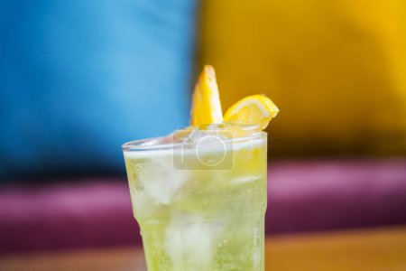Téléchargez les photos : Coctail ananas et citron dans un verre - en image libre de droit