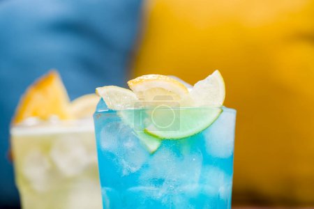 Téléchargez les photos : Cocktails été vert et bleu - en image libre de droit