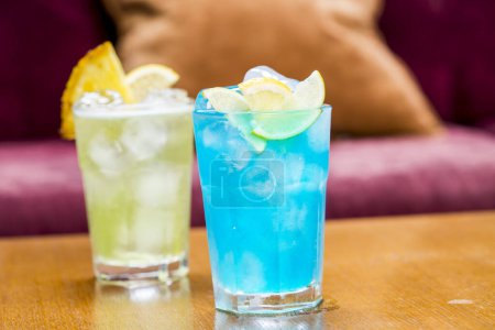 Téléchargez les photos : Cocktails été vert et bleu - en image libre de droit