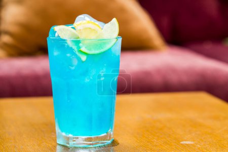 Foto de Soda azul sobre una mesa de madera. - Imagen libre de derechos