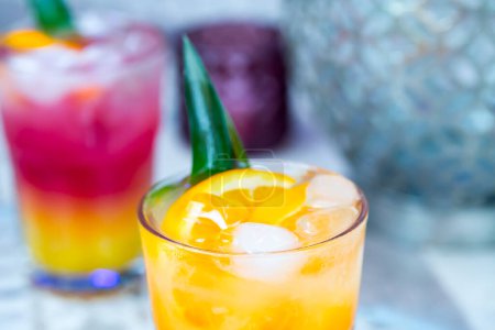 Foto de Cóctel con jugo de naranja y cubitos de hielo.Amanecer de tequila - Imagen libre de derechos