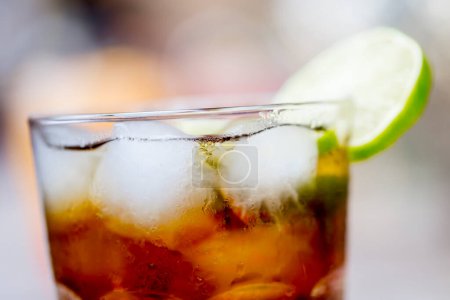 Téléchargez les photos : Boisson au cola avec glace et citron vert - en image libre de droit