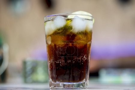 Téléchargez les photos : Boisson au cola avec glace et citron vert - en image libre de droit