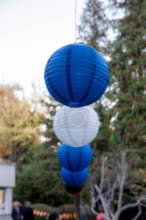 Téléchargez les photos : Lanternes chinoises en papier bleu et blanc - en image libre de droit