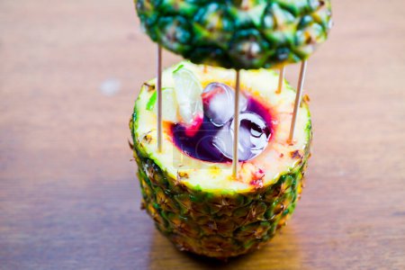 Téléchargez les photos : Cocktail tropical à l'ananas sur table - en image libre de droit