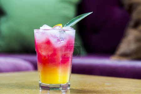Foto de Cóctel con jugo de naranja y cubitos de hielo. Tequila amanecer - Imagen libre de derechos