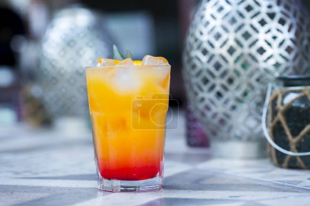 Foto de Cóctel con jugo de naranja y cubitos de hielo. Tequila amanecer - Imagen libre de derechos