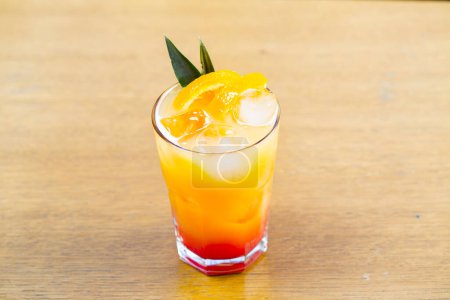 Téléchargez les photos : Cocktail avec jus d'orange et glaçons. Tequila lever du soleil - en image libre de droit