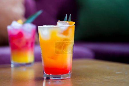 Téléchargez les photos : Deux cocktails colorés sur la table - en image libre de droit