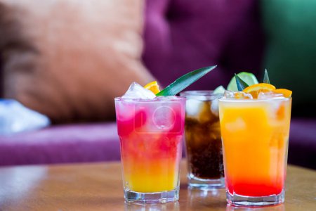 Téléchargez les photos : Trois cocktails colorés sur la table - en image libre de droit