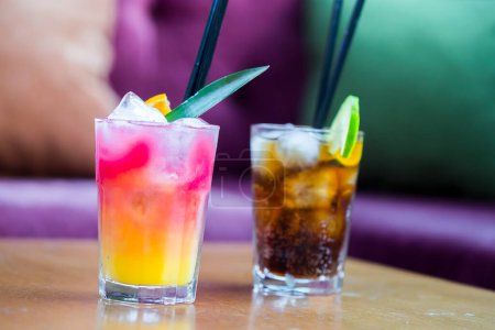 Téléchargez les photos : Deux cocktails dans des verres sur table - en image libre de droit