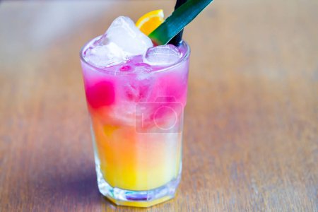 Téléchargez les photos : Cocktail au jus d'orange et glaçons, lever de soleil à la tequila - en image libre de droit