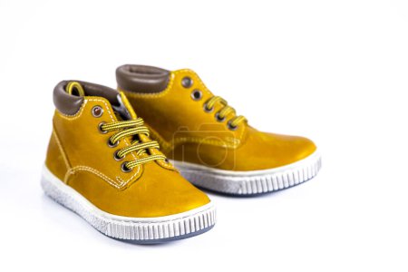 Téléchargez les photos : Chaussures jaunes isolées sur fond blanc - en image libre de droit