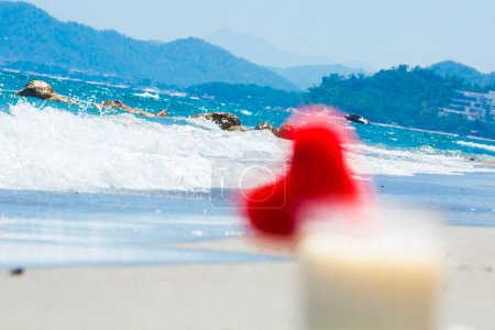 Téléchargez les photos : Cocktail d'été pinacolada avec pastèque sur la plage dans le flou - en image libre de droit
