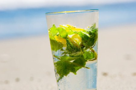 Téléchargez les photos : Boisson de mohito d'été avec plage floue sur fond - en image libre de droit