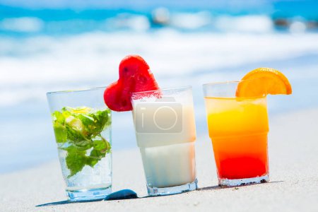 Foto de Cócteles de verano con una playa borrosa en el fondo - Imagen libre de derechos
