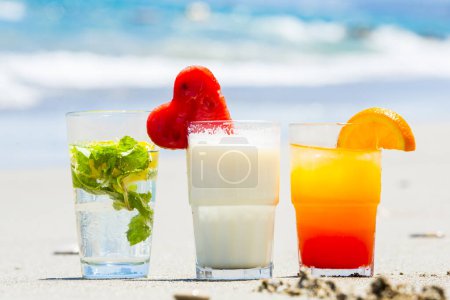 Téléchargez les photos : Cocktails d'été avec une plage floue en arrière-plan - en image libre de droit