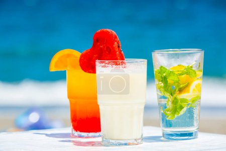 Téléchargez les photos : Cocktails d'été avec une plage floue en arrière-plan - en image libre de droit