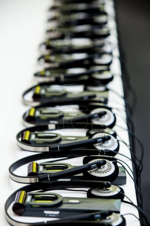 Téléchargez les photos : Écouteurs utilisés pour le matériel de traduction simultanée (matériel d'interprétation simultanée
) - en image libre de droit