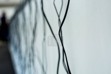 Foto de Cables en la borrosa pared blanca - Imagen libre de derechos