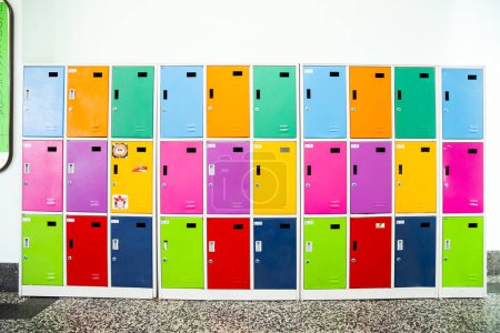 Téléchargez les photos : Casiers d'armoire enfants colorés à l'école - en image libre de droit