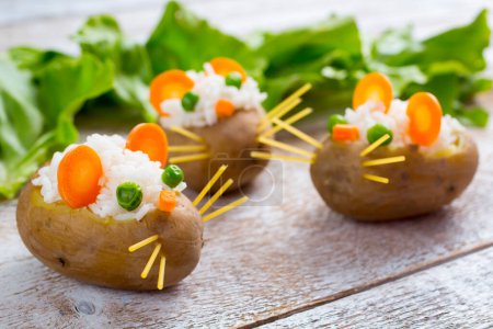 Téléchargez les photos : Pommes de terre drôles farcies avec du riz sous la forme de souris - en image libre de droit