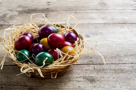 Téléchargez les photos : Œufs de Pâques dans le nid sur bois - en image libre de droit