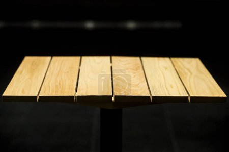 Foto de Mesa de madera y fondo negro - Imagen libre de derechos