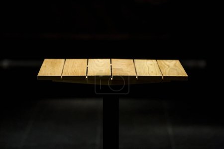 Foto de Mesa de madera y fondo negro - Imagen libre de derechos