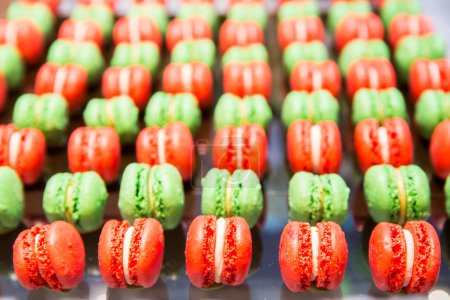 Téléchargez les photos : Macarons rouges et verts en rangées - en image libre de droit