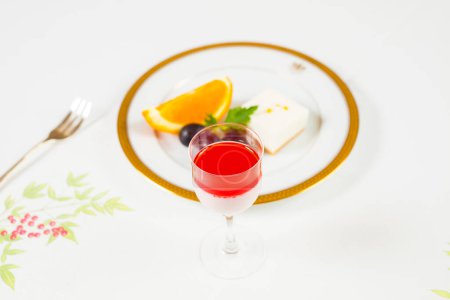 Téléchargez les photos : Mousse aux fraises et gâteau au fromage rare au miel - en image libre de droit