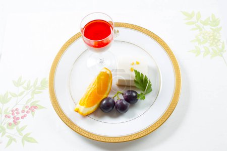 Téléchargez les photos : Mousse aux fraises et gâteau au fromage rare au miel - en image libre de droit