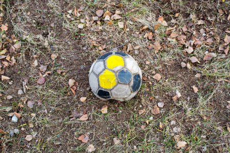 Téléchargez les photos : Vieux ballon de football sur un terrain de football. - en image libre de droit