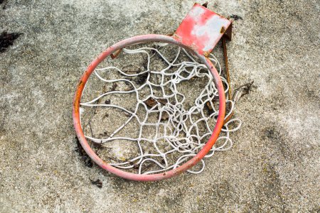 Téléchargez les photos : Vieux panier de basket brisé sur le sol - en image libre de droit