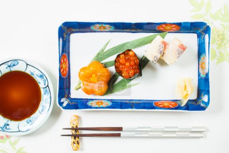 Téléchargez les photos : Nourriture japonaise traditionnelle - sushi - en image libre de droit