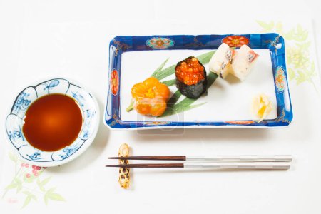Téléchargez les photos : Nourriture japonaise traditionnelle - sushi - en image libre de droit