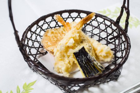 Téléchargez les photos : De la nourriture japonaise. Délicieux tempura (Crevette, bar, aubergine, patate douce) - en image libre de droit