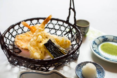 Téléchargez les photos : De la nourriture japonaise. Délicieux tempura (Crevette, bar, aubergine, patate douce) - en image libre de droit