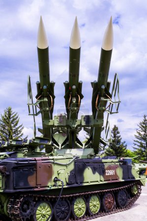 Téléchargez les photos : Lance-roquettes militaires avec roquettes - en image libre de droit