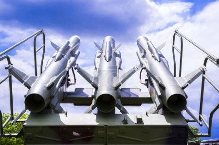 Foto de Lanzacohetes militar con cohetes - Imagen libre de derechos