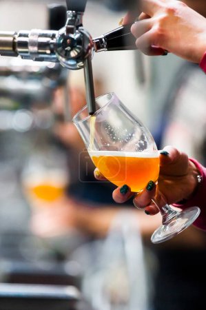 Foto de Persona vertiendo cerveza en un vaso - Imagen libre de derechos