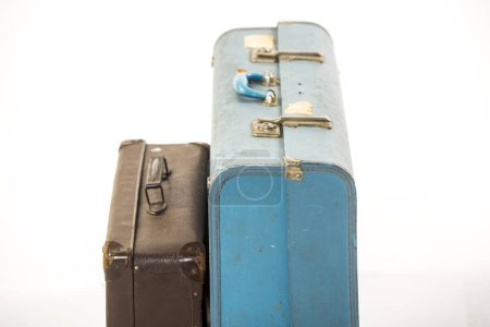 Téléchargez les photos : Vieilles valises sur fond blanc - en image libre de droit