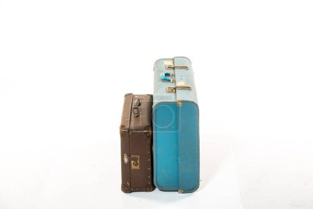Téléchargez les photos : Vieilles valises sur fond blanc - en image libre de droit