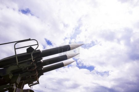 Téléchargez les photos : Lance-roquettes militaires avec roquettes - en image libre de droit