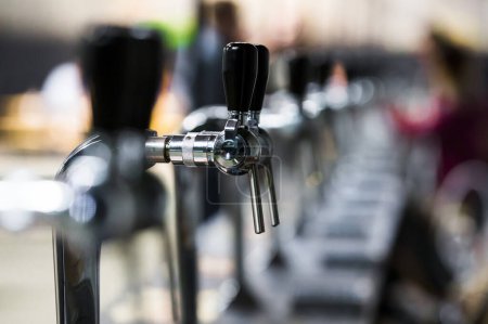 Téléchargez les photos : Pipes à bière dans un bar flou - en image libre de droit