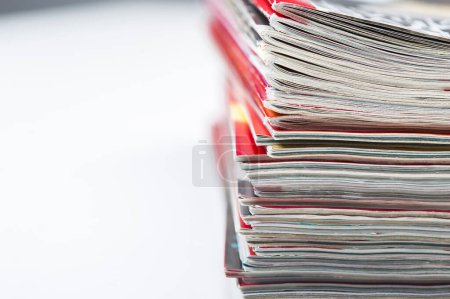 Téléchargez les photos : Magazines et journaux empilés - en image libre de droit