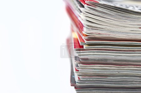 Téléchargez les photos : Magazines et journaux empilés - en image libre de droit